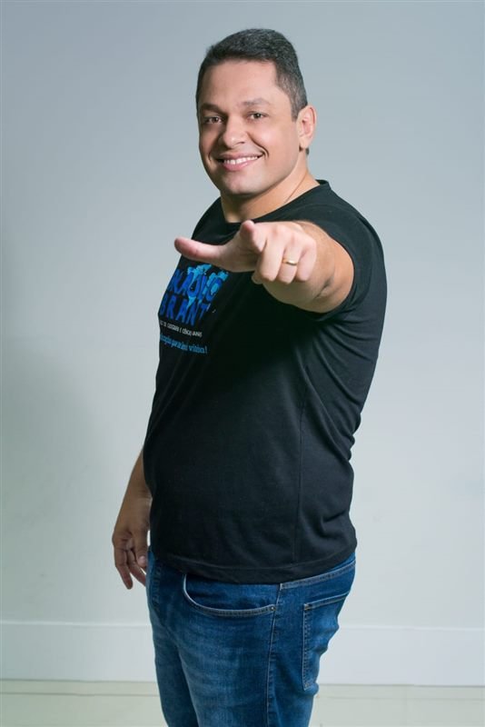 Professor Bráulio Brant apontando para você